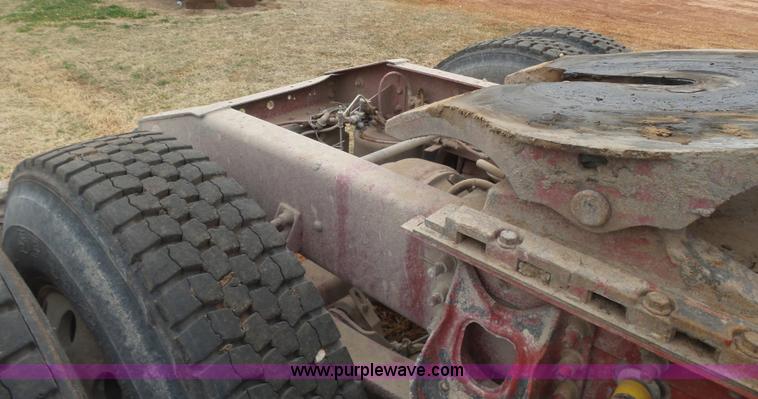 image for item L7262 2000 International 9200i semi truck