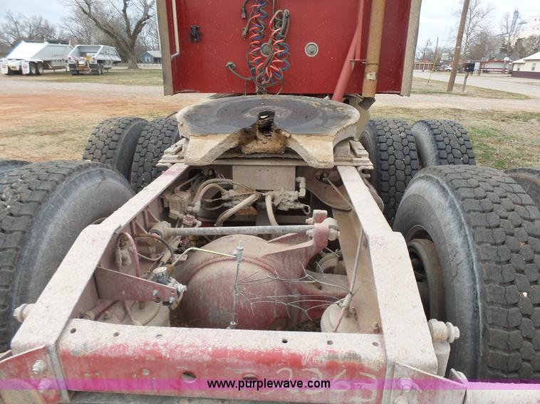 image for item L7262 2000 International 9200i semi truck