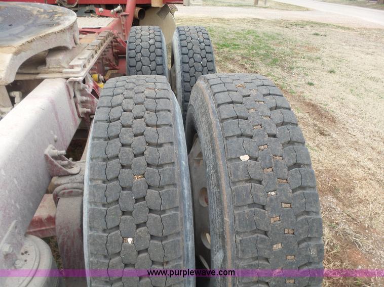 image for item L7262 2000 International 9200i semi truck