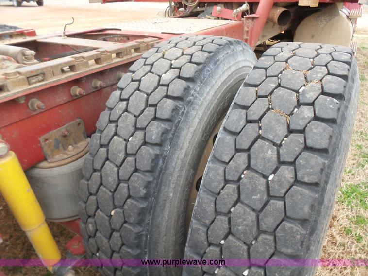 image for item L7262 2000 International 9200i semi truck