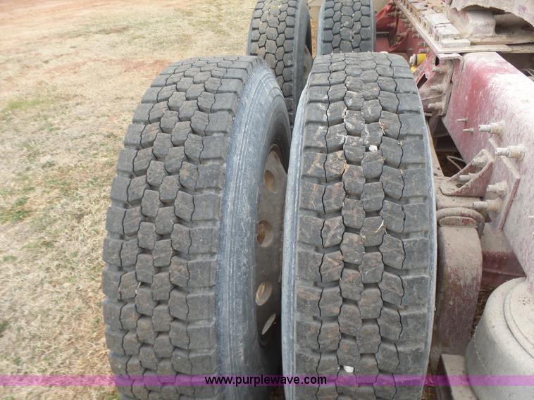 image for item L7262 2000 International 9200i semi truck