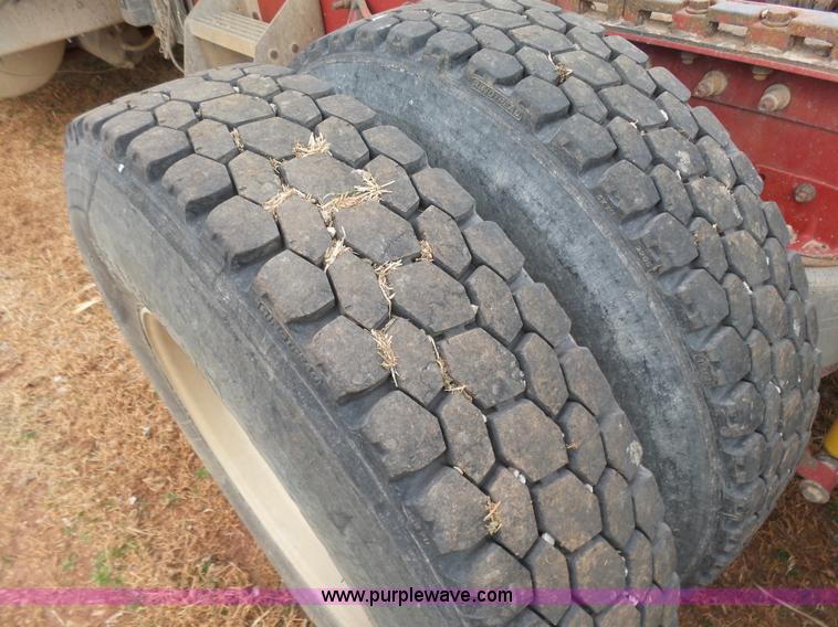 image for item L7262 2000 International 9200i semi truck