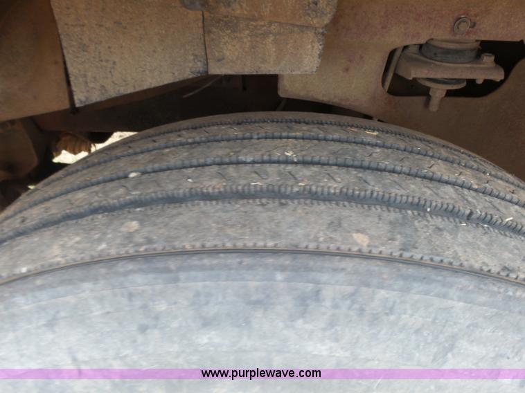 image for item L7262 2000 International 9200i semi truck