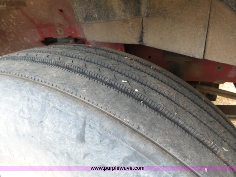 image for item L7262 2000 International 9200i semi truck