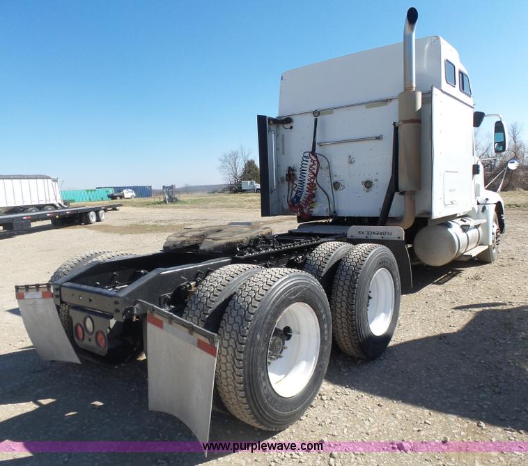 image for item L7293 2005 International 9400i semi truck