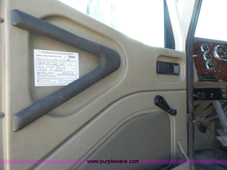 image for item L7293 2005 International 9400i semi truck