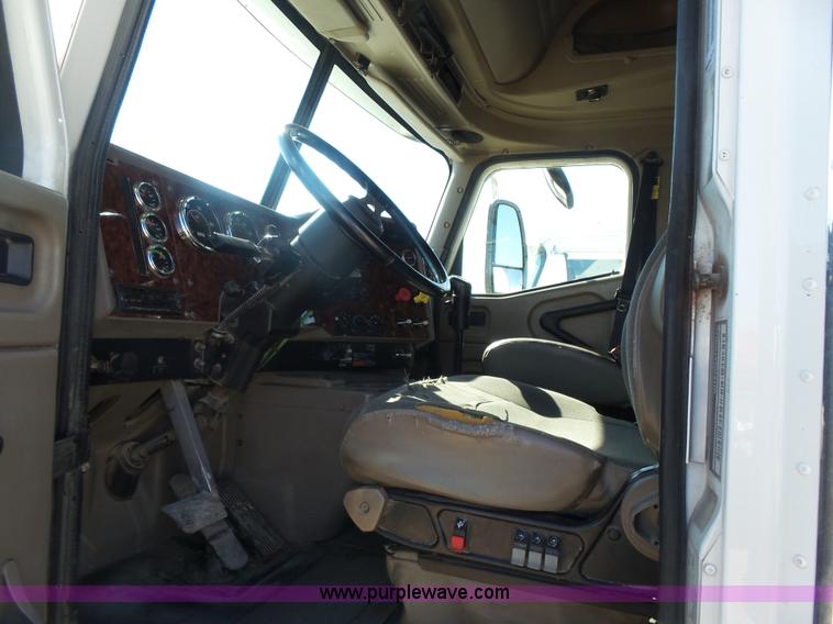 image for item L7293 2005 International 9400i semi truck