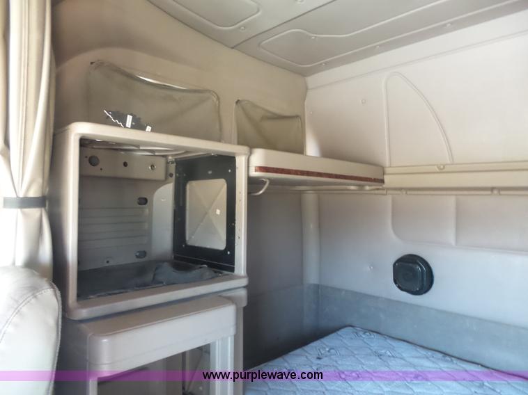 image for item L7293 2005 International 9400i semi truck