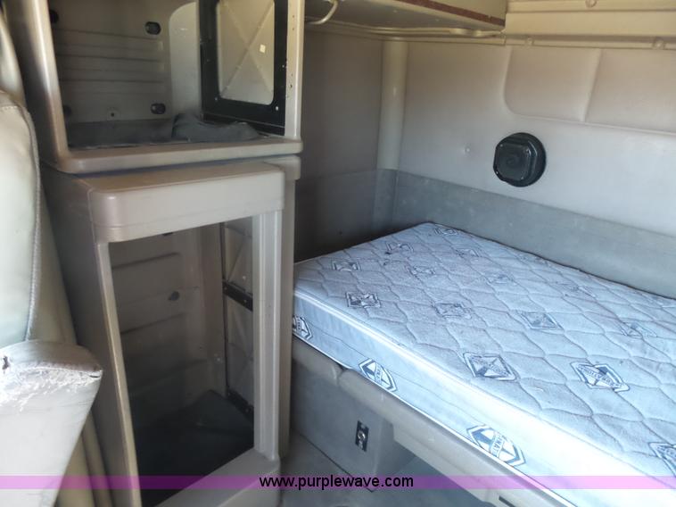 image for item L7293 2005 International 9400i semi truck