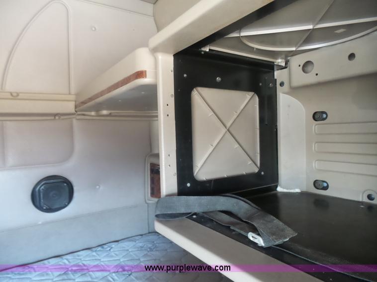 image for item L7293 2005 International 9400i semi truck