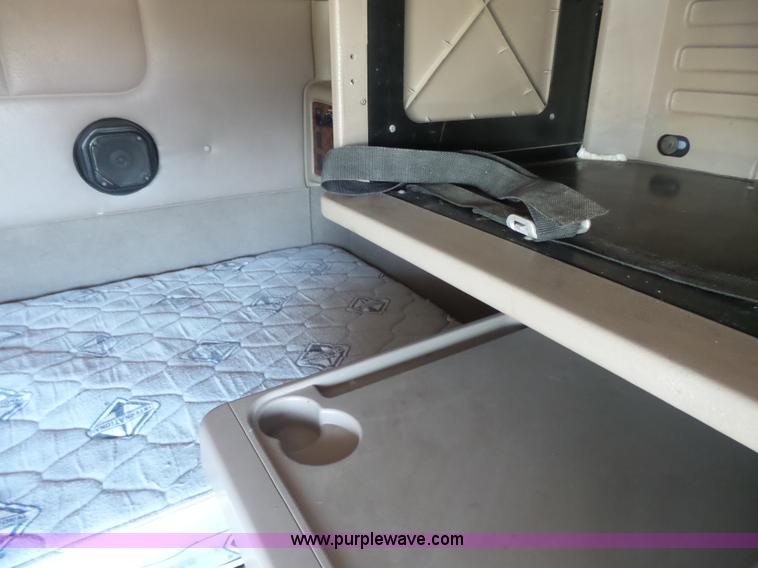 image for item L7293 2005 International 9400i semi truck