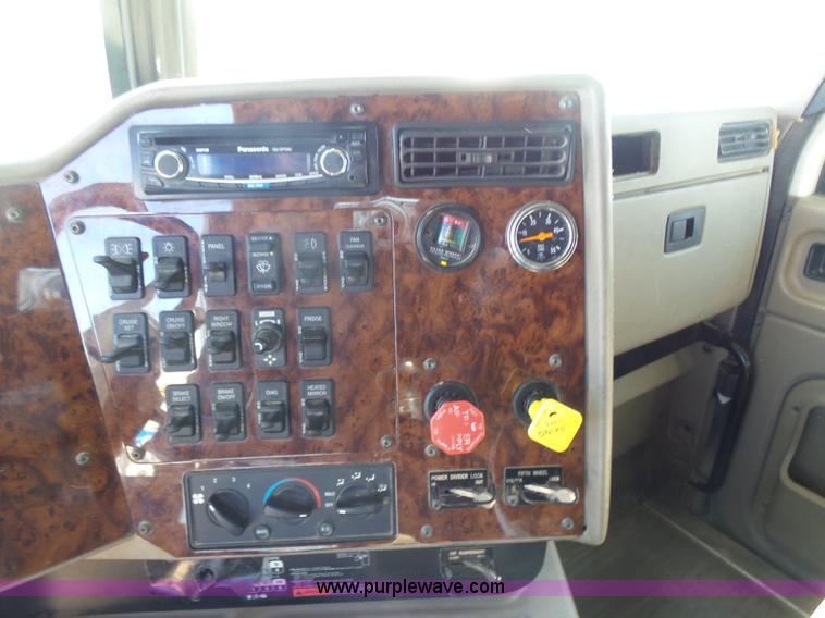 image for item L7293 2005 International 9400i semi truck