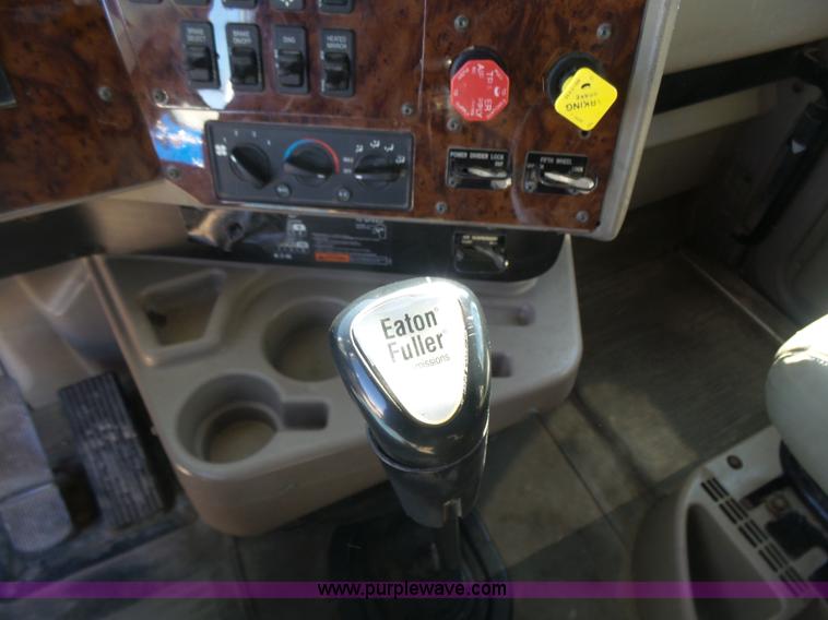 image for item L7293 2005 International 9400i semi truck