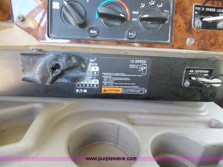 image for item L7293 2005 International 9400i semi truck