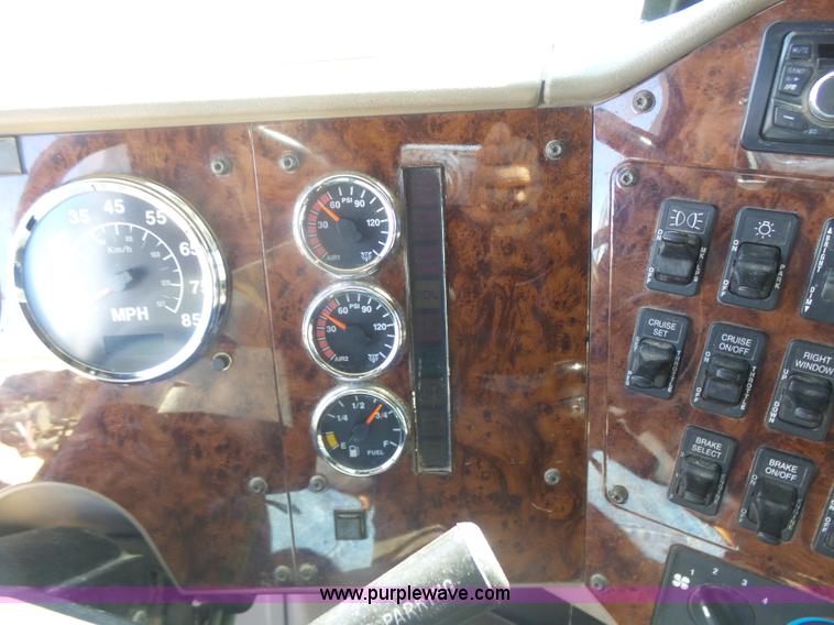 image for item L7293 2005 International 9400i semi truck