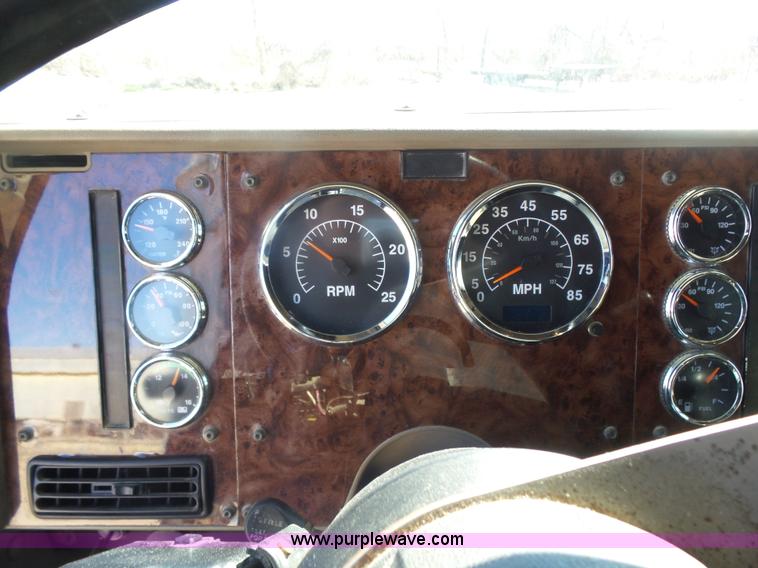 image for item L7293 2005 International 9400i semi truck