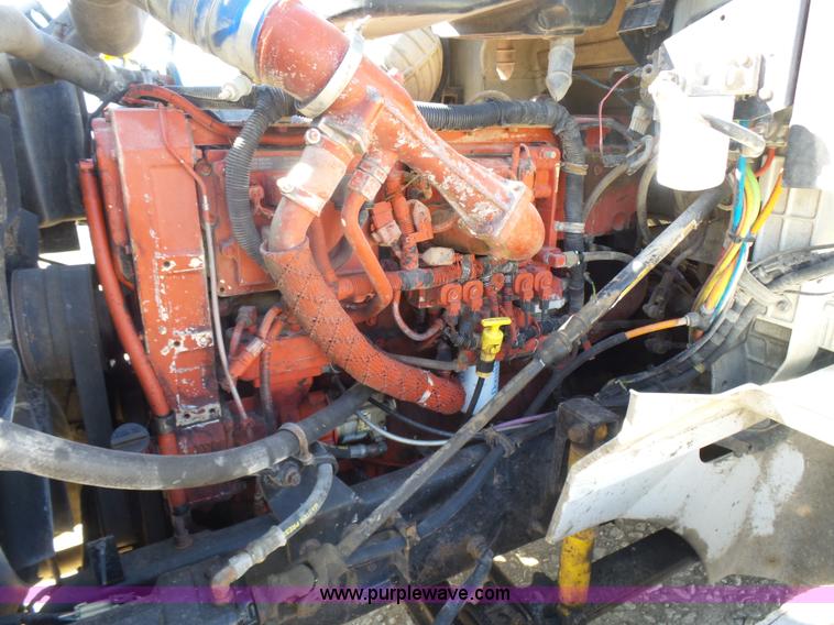 image for item L7293 2005 International 9400i semi truck