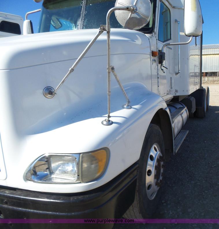 image for item L7293 2005 International 9400i semi truck