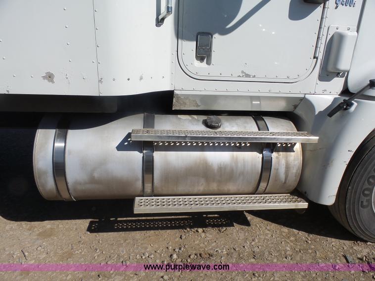 image for item L7293 2005 International 9400i semi truck