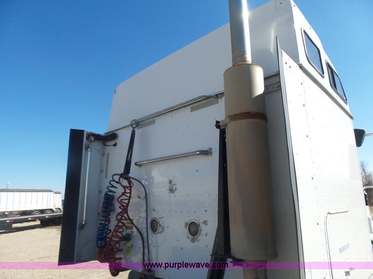 image for item L7293 2005 International 9400i semi truck