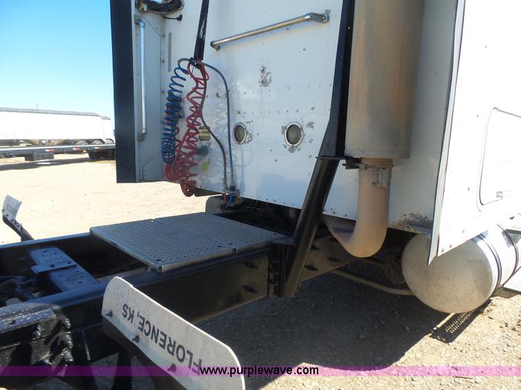 image for item L7293 2005 International 9400i semi truck