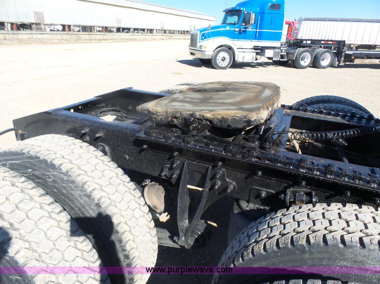 image for item L7293 2005 International 9400i semi truck