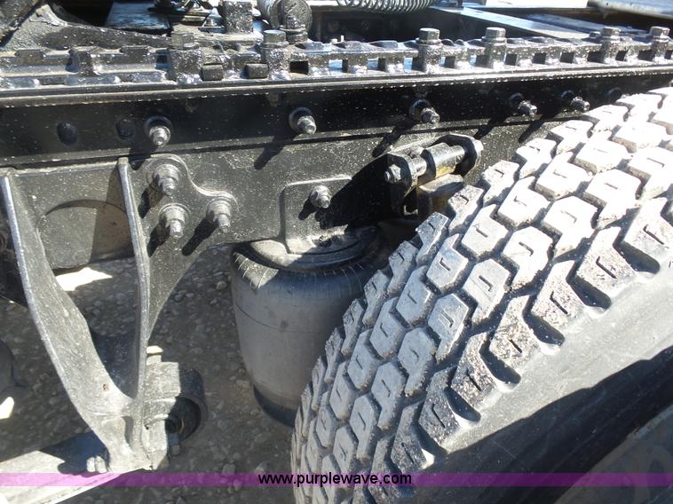 image for item L7293 2005 International 9400i semi truck