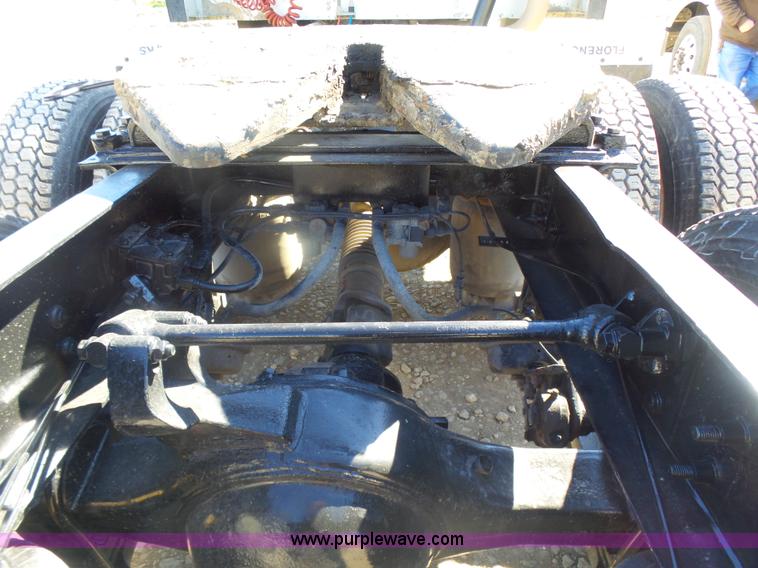 image for item L7293 2005 International 9400i semi truck