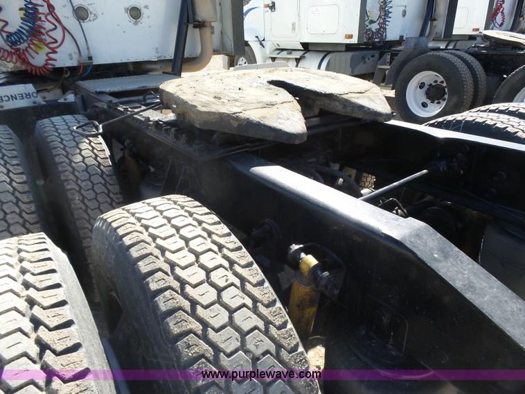 image for item L7293 2005 International 9400i semi truck