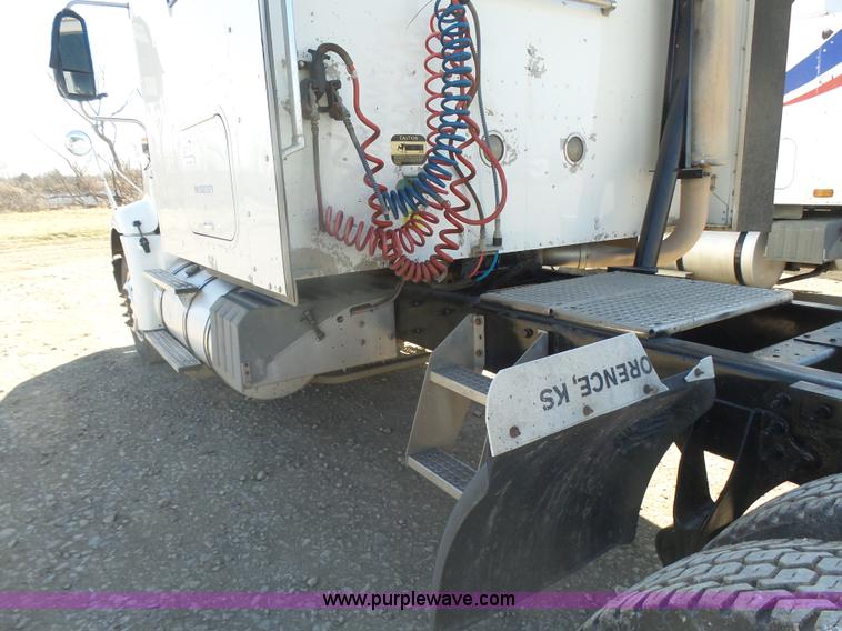 image for item L7293 2005 International 9400i semi truck