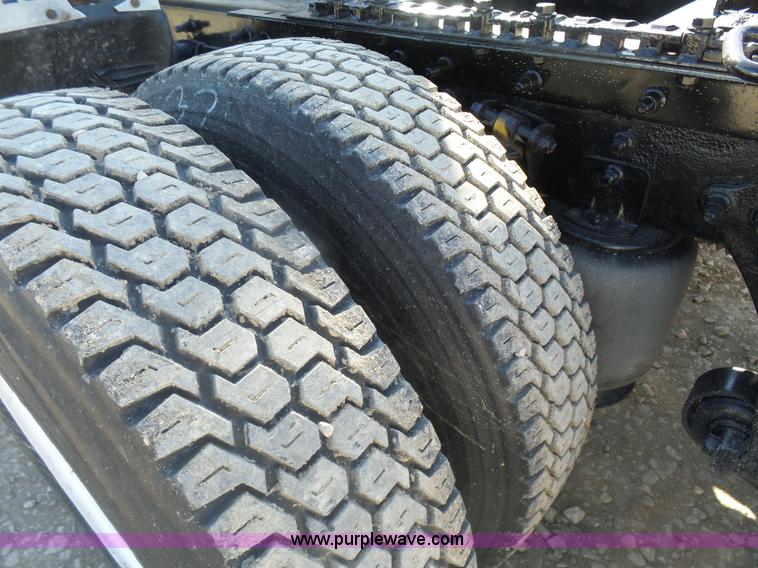 image for item L7293 2005 International 9400i semi truck