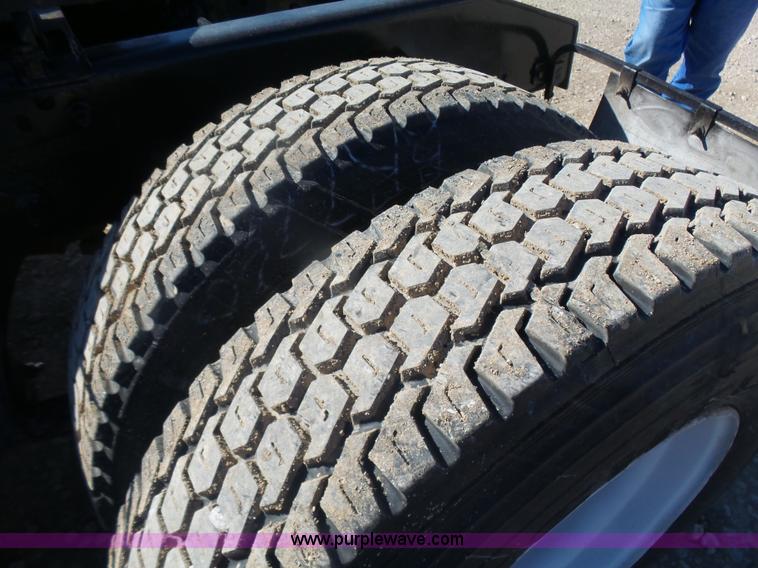 image for item L7293 2005 International 9400i semi truck