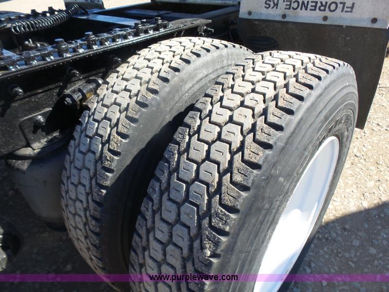 image for item L7293 2005 International 9400i semi truck