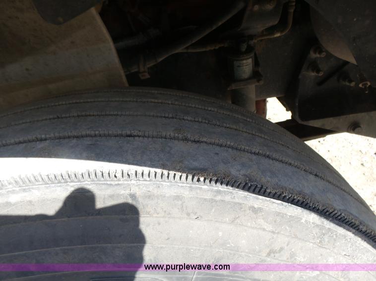 image for item L7293 2005 International 9400i semi truck