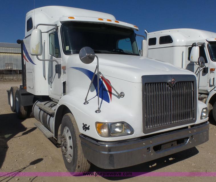 image for item L7294 2005 International 9400i semi truck