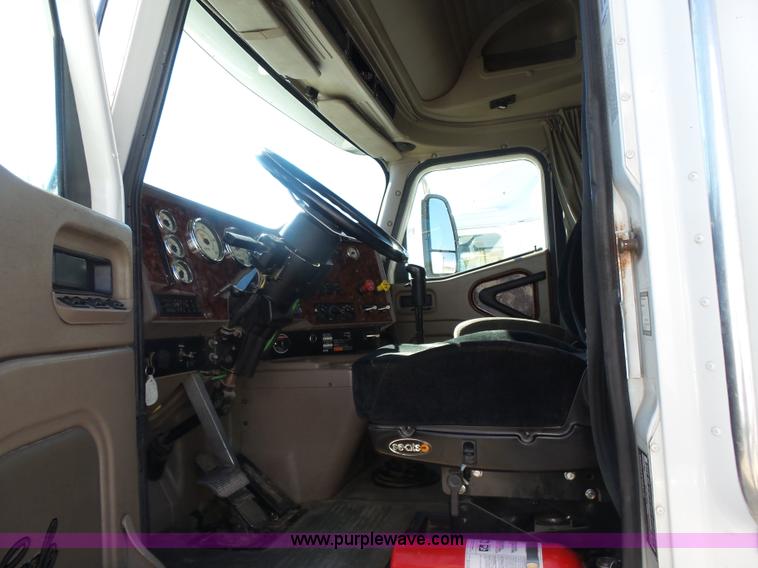 image for item L7294 2005 International 9400i semi truck