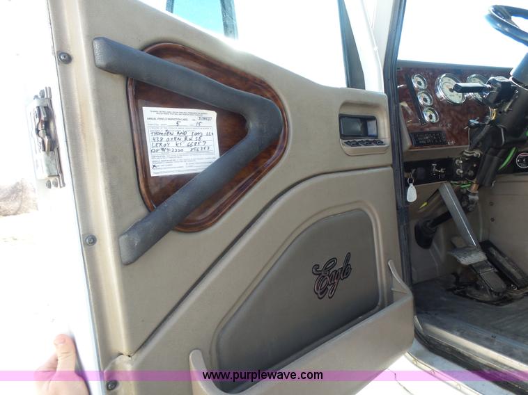 image for item L7294 2005 International 9400i semi truck