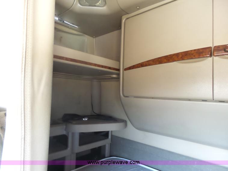 image for item L7294 2005 International 9400i semi truck