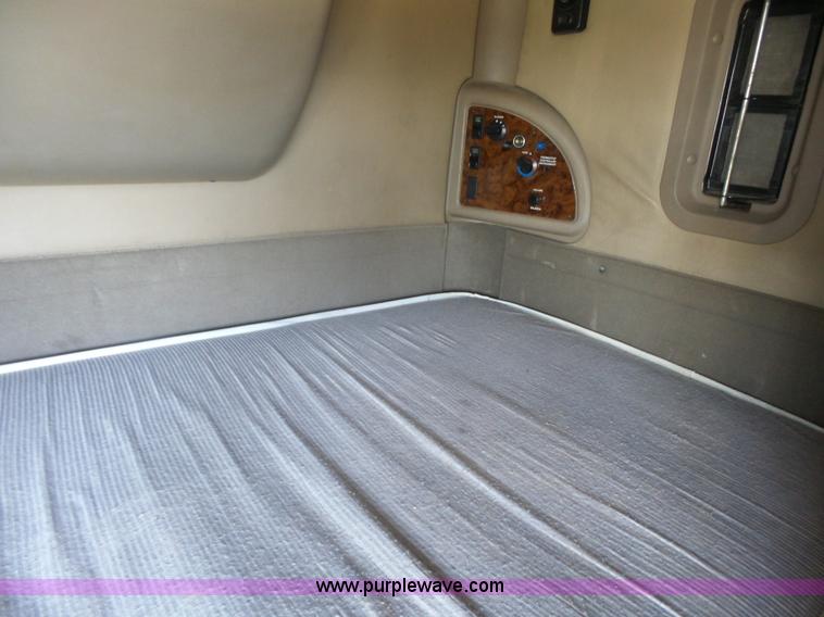 image for item L7294 2005 International 9400i semi truck