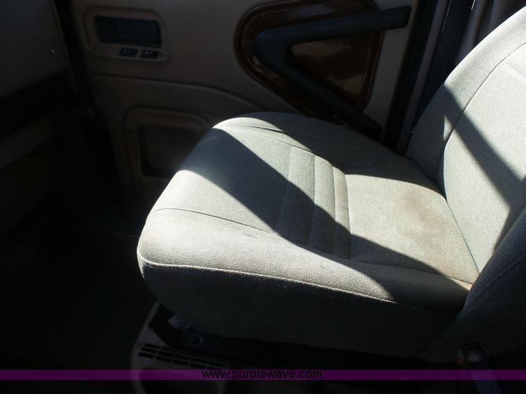 image for item L7294 2005 International 9400i semi truck