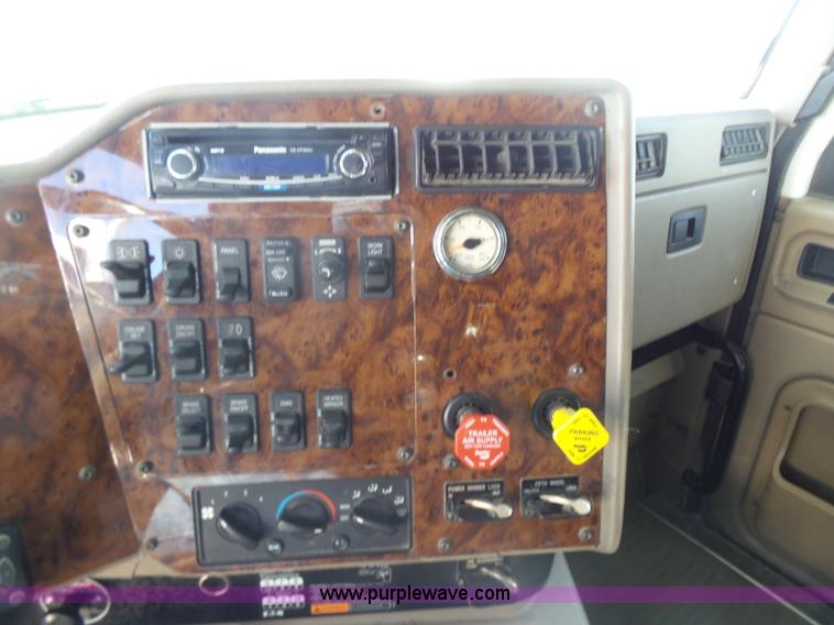 image for item L7294 2005 International 9400i semi truck