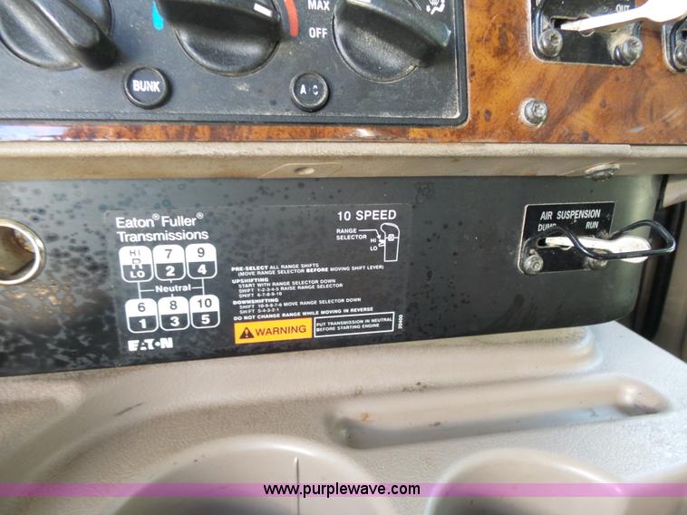 image for item L7294 2005 International 9400i semi truck