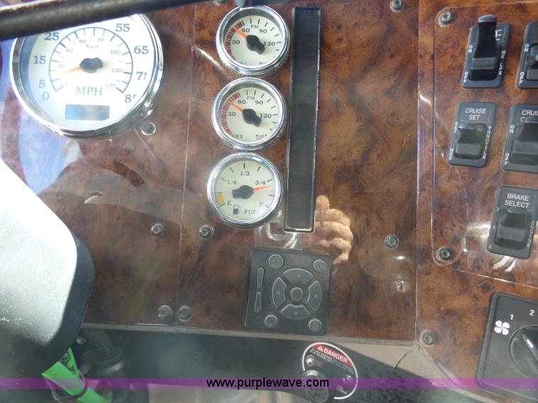 image for item L7294 2005 International 9400i semi truck