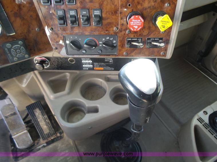 image for item L7294 2005 International 9400i semi truck