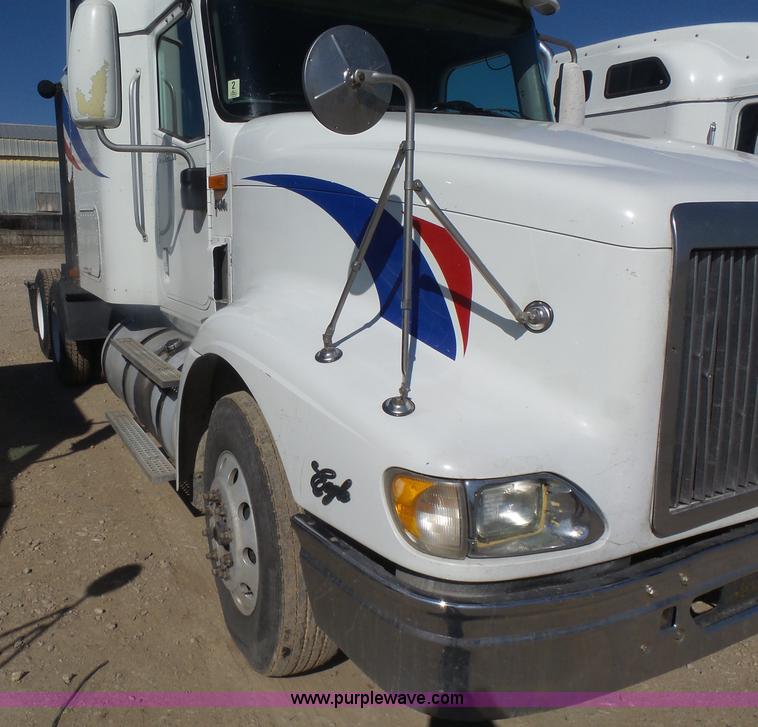 image for item L7294 2005 International 9400i semi truck