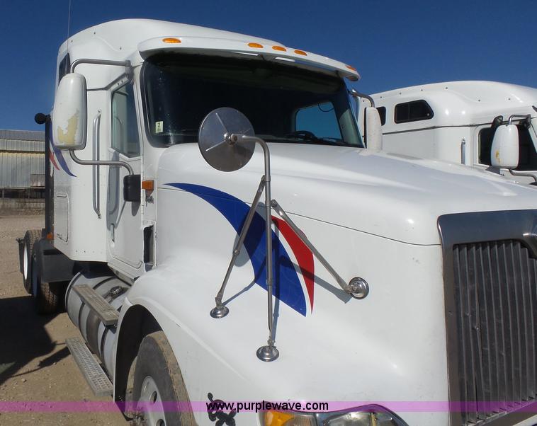 image for item L7294 2005 International 9400i semi truck