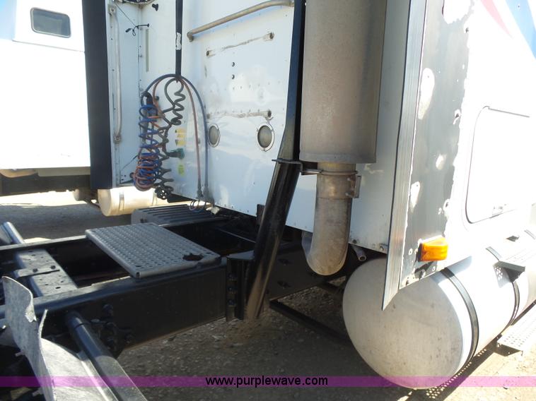 image for item L7294 2005 International 9400i semi truck