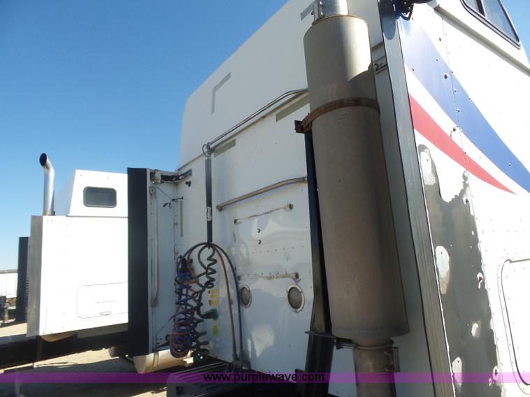 image for item L7294 2005 International 9400i semi truck