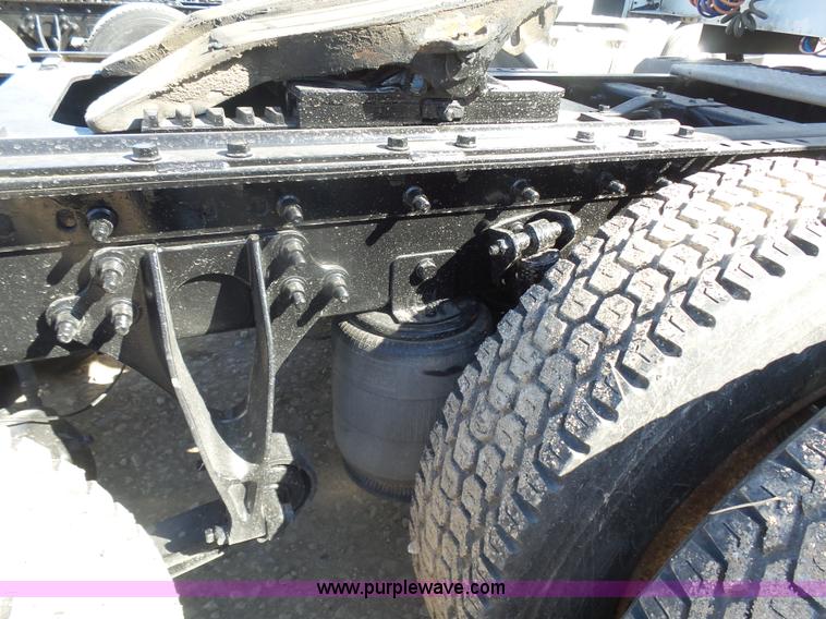 image for item L7294 2005 International 9400i semi truck