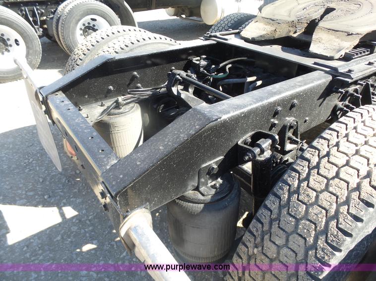 image for item L7294 2005 International 9400i semi truck